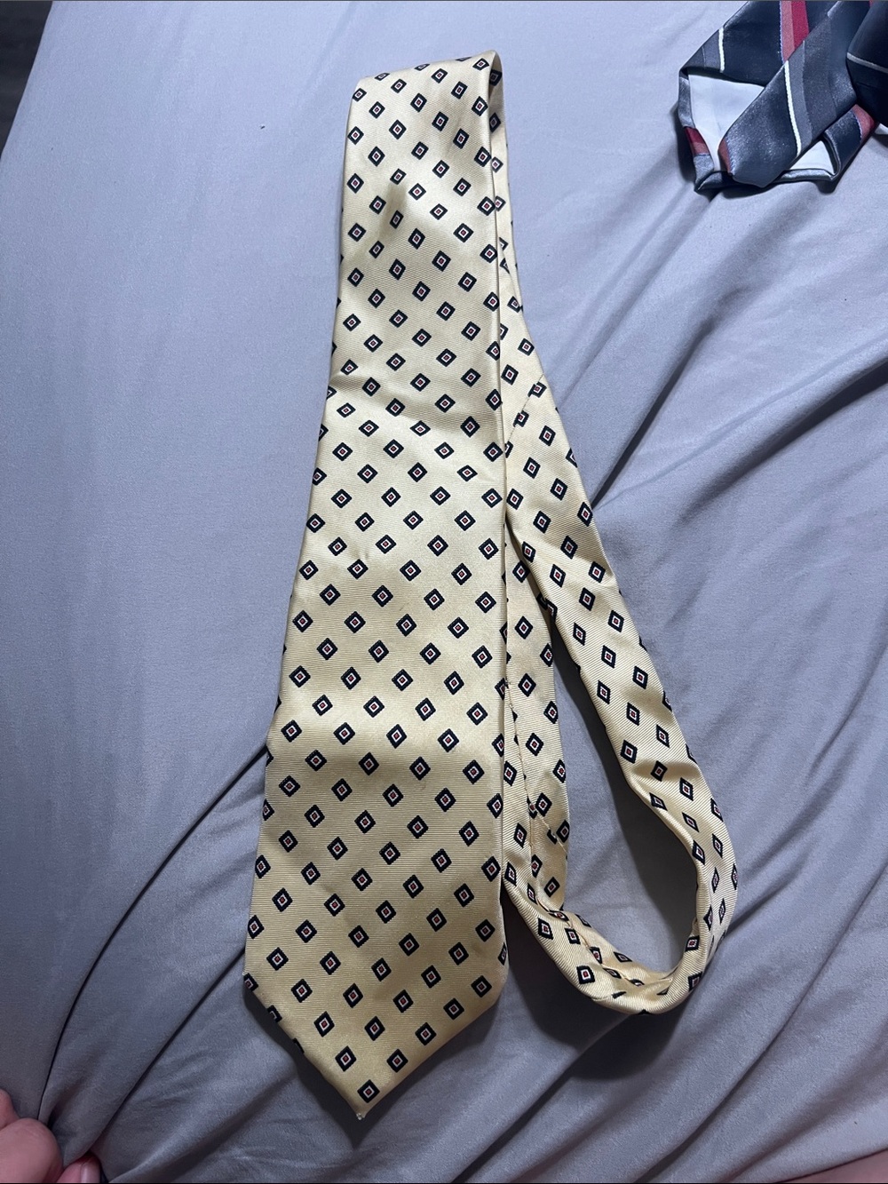 Classic Men's Geometric Pattern Tie in Pale Yellow